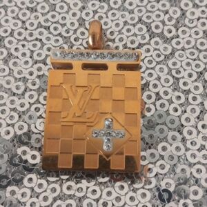 Fancy Checkered Charm Neckline Pendant